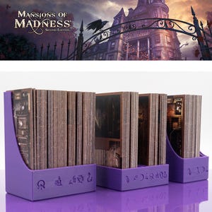 Puede incluir: Tres soportes morados para cartas con pilas de cartas, probablemente para un juego de mesa. Los soportes tienen un diseño curvo y están decorados con símbolos. La parte superior de la imagen presenta el título del juego "Mansions of Madness" y una ilustración de una mansión gótica.