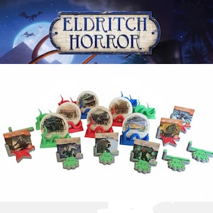 Może przedstawiać: Elementy gry planszowej Eldritch Horror. Obraz przedstawia elementy gry, w tym przezroczyste kule z widokami miast, karty i kolorowe uchwyty w kształcie macek. Logo gry znajduje się na górze, z napisem "Eldritch Horror."