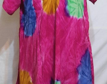 Nieuw in!. Roze multikleurige tie-dye jurk tot onder de knie. Korte mouwen, luchtig, lichtgewicht, zonnige zomer, one size fits all. Van Goa.