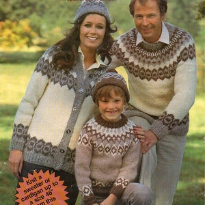 Könnte beinhalten: Eine dreiköpfige Familie trägt braune, weiße und graue Strickpullover mit einem traditionellen skandinavischen Muster. Die Pullover sind aus weicher, gesponnener Wolle gefertigt und in Größen bis zu 46 Zoll erhältlich. "Stricken Sie einen Pullover oder eine Strickjacke bis zu einer Größe von 46 Zoll" aus diesem 1 Kilo-Paket.