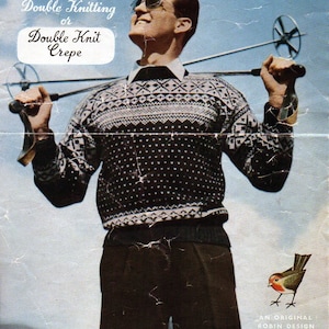 Puede incluir: Un hombre lleva un suéter con estampado blanco y negro con cuello blanco y pantalones negros. Está sosteniendo bastones de esquí sobre sus hombros y mirando hacia arriba. El texto "Conella Double Knitting or Double Knit Crepe" está en la parte superior de la imagen. Un pequeño petirrojo está en la esquina inferior derecha de la imagen.