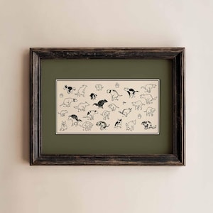 Può includere: Una stampa rettangolare incorniciata che presenta una collezione di disegni a tratto in bianco e nero di vari cani in posizione di defecazione. L'opera è su sfondo crema con un passe-partout verde oliva scuro e una cornice in legno marrone.