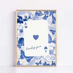 Blaue glückliche Druckästhetik Chinoiserie Wandkunst Blau Weiß Herz-Ass-Karte Marineblau Wohnung Dekor Trendy Blumendruck