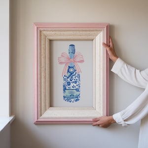 Blauwe chinoiserie kunst aan de muur, schattige print champagnefles, trendy roze strikkunst, preppy esthetische muurkunst, print retro girly barwagen, coquette