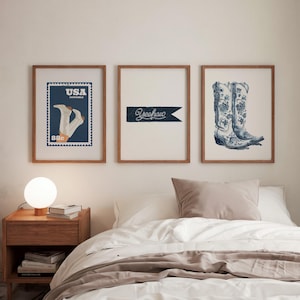 Cowgirl Wand Kunst 3er-Set, USA Briefmarken Poster, Yeehaw Flagge Druck, Navy Chinoiserie Cowboystiefel, Western Wohnheim Dekor, Americana Geschenk für Sie