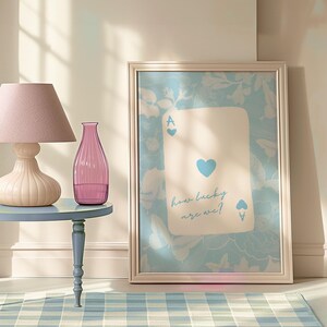 How Lucky Are We hellblaue Wandkunst, trendige Retro Spielkarte, Preppy Poster, ästhetisches Wohnung Dekor, blau weiße Wanddekoration niedlich floral