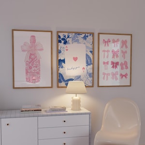 Trendy roze en blauwe strikken muurkunst set van 3, preppy decor slaapzaal, esthetische aaskaartkunst, schattige coquette girly kunst, retro champagneposter