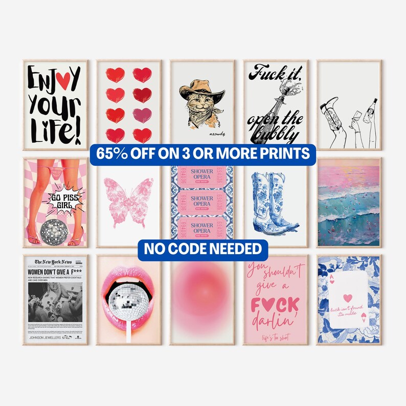 K&ouml;nnte beinhalten: Eine Collage aus 12 verschiedenen Drucken mit verschiedenen Designs, darunter eine Discokugel, ein Schmetterling, eine Katze mit Cowboyhut, eine Zeitungs&uuml;berschrift, ein Paar Cowboystiefel und ein rosa Herz. Die Drucke sind alle in Wei&szlig; gerahmt und haben einen wei&szlig;en Hintergrund. Der Text "65% OFF ON 3 OR MORE PRINTS" und "NO CODE NEEDED" ist in Blau dargestellt.