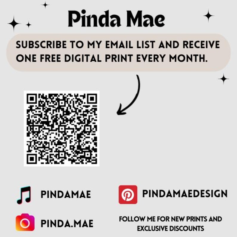 Op de afbeelding: Een QR-code met een witte pijl die naar rechts wijst. De tekst luidt "Pinda Mae" en "Abonneer je op mijn e-maillijst en ontvang elke maand een gratis digitale print." Onder de QR-code staan ​​social media-pictogrammen voor Pinterest, Instagram en muziek. De tekst luidt "PINDAMAEDESIGN", "VOLG ME VOOR NIEUWE PRINTS EN EXCLUSIEVE KORTINGEN", "PINDAMAE" en "PINDA.MAE".