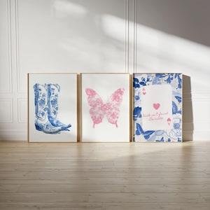 Juego de 3 impresiones estéticas en azul y rosa, arte de pared de mariposas, póster de vaquero, arte de pared preppy, juego de 3 piezas de galería de pared, decoración de dormitorio de moda, coqueta