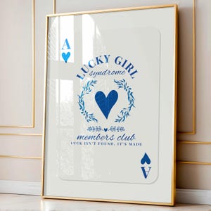 Tarjeta de as de corazones de la suerte azul, síndrome de la chica afortunada, impresión de la suerte, decoración estética para dormitorio azul marino, arte de pared preppy femenino, decoración de apartamento