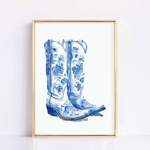 Estampado de botas de vaquero en acuarela azul y blanca, arte de pared con botas de vaquera estéticas, arte de pared imprimible chinoiserie, decoración sobre la cama, póster de moda