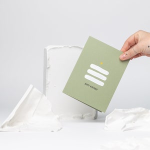 Biglietto verde per torta di compleanno fatto a mano, carta di cotone pesante, acquerello metallizzato bianco e oro, cartolina di buon compleanno con disegno TORTA