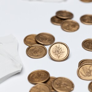 Paquete de 10/etiqueta adhesiva de sello de cera hecha a mano en oro con ilustración floral botánica - Sellos para invitaciones de boda, sobres, vales de regalo