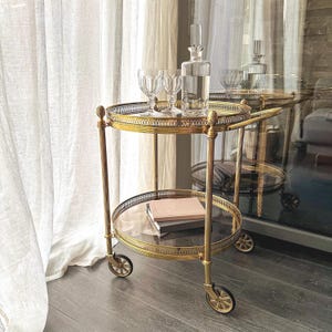 Carrito de servicio vintage de latón y oro | Carrito de bar francés | Detalles de alcachofa | Carrito de bar de cristal de mediados de siglo | Muebles Hollywood Regency