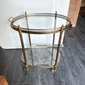 Serveerwagen uit Lodewijk XVI messing met afneembaar dienblad Franse barwagen Hollywood Regency ovaal glas bh rollende bijzettafel vintage