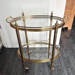Italiaanse serveerwagen luxe messing bh barwagen Hollywood Regency ovale trolley glazen bovenkanten ovale oprolbare bijzettafel vintage goud