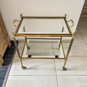 Vintage serveerwagen van messing met glazen bovenkant en spiegelglas frame, elegante Hollywood Regency meubelen vierkante barwagen op wielen