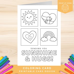 Può includere: Un biglietto da colorare bianco con quattro illustrazioni quadrate: un sole sorridente, un cuore abbracciato, un cuore a strati e un arcobaleno. Il biglietto recita "Sending You Sunshine & Hugs!" e "Coloring Card Printable Card Design."
