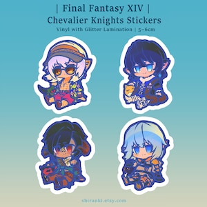 Puede incluir: Cuatro pegatinas de vinilo con personajes de estilo chibi del videojuego Final Fantasy XIV. Los personajes llevan diferentes atuendos y sostienen pequeños compañeros animales. Las pegatinas miden aproximadamente 5 a 6 centímetros y tienen un acabado brillante.