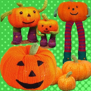 Könnte beinhalten: Fünf gestrickte orangefarbene Kürbisse mit lächelnden Gesichtern. Die Kürbisse sind mit schwarzen Augen, Nasen und Mündern verziert. Zwei der Kürbisse haben Beine und Arme.