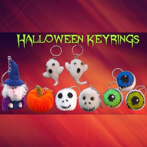 Op de afbeelding: Een collectie gehaakte Halloween-sleutelhangers met een tovenaar met een blauwe hoed, een oranje pompoen, twee witte spoken, twee witte schedels en drie ronde oogbollen in blauw, groen en limoengroen. De tekst HALLOWEEN KEYRINGS staat bovenaan.