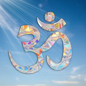 Könnte beinhalten: Ein farbenfrohes Om-Symbol vor einem strahlend blauen Himmel mit Sonnenstrahlen. Das Symbol besteht aus einem Mosaik verschiedener Farben, darunter Orange, Gelb und Blau. Das Om-Symbol ist ein spirituelles Symbol, das oft in Meditation und Yoga verwendet wird.