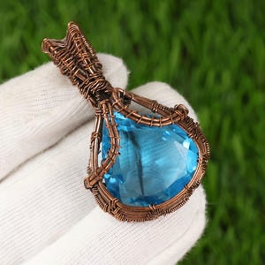 Colgante de cobre con topacio azul, colgante de vidrio facetado, colgante de piedra preciosa envuelto en alambre de cobre, colgante de topacio azul facetado, joyería envuelta en alambre