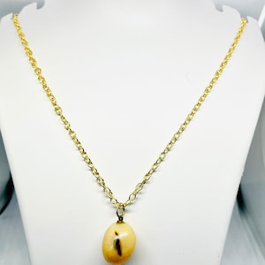 Natural Aqeeq Necklace: Round Stone Pendant