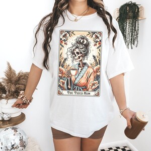 OT cansado do cartão de Tarot do vintage da mamã de <br> Entrega Rápida? Arte de esqueleto engraçada do cartão de Tarot da mamã Camisetas de <br> Entrega Rápida? Camisa para presente de dia das mães