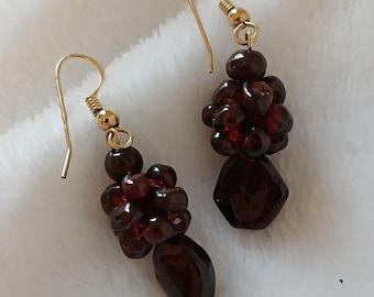 Vintage bunch of grapes acrylic dangle pierced earrings