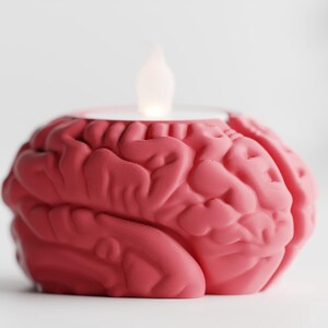 Peut inclure: Un ensemble de trois mugs en céramique avec un glaçage moucheté de couleur crème. Chaque mug présente un motif peint à la main différent : une feuille bleue et verte, une fleur jaune et une baie rouge. Les mugs ont un design simple et moderne.