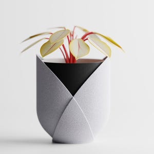 Puede incluir: Un juego de tres tazas de cerámica con un acabado moteado y mate. Las tazas son de color crema, gris claro y gris oscuro. Cada taza tiene un diseño simple y minimalista, ideal para café o té.