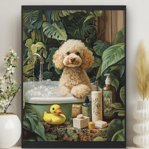 Op de afbeelding: Een ingelijste print toont een poedel in een badkuip met bubbels, een gele badeend en badproducten. De badkamer is omgeven door groene planten. De poedel heeft lichtbruine vacht. De print is een charmante badkamerscène.