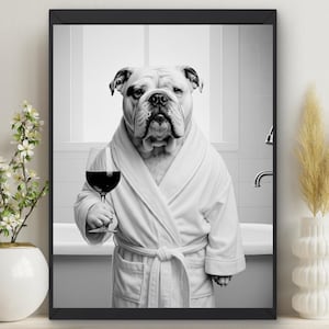 イングリッシュブルドッグのバスルームウォールアート、ワイングラスを持つ犬のプリント、アルコールキッチンポスター、バスローブを着た犬、ゲストバスルーム新築祝い #AL72
