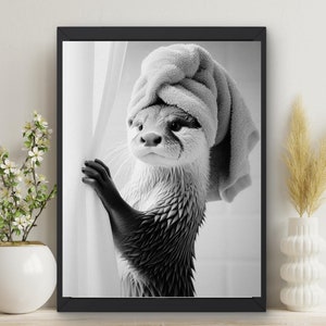 Sztuka ścienna z wydrą w łazience | Wydra morska wyłaniająca się z zasłony prysznicowej | Zabawny nadruk z wydrą, humor w łazience, prezent na parapetówkę #X533