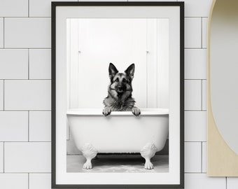 Lámina decorativa imprimible de un pastor alemán en la bañera / Foto de un perro bañándose / Impresión artística para el baño / Descarga digital impresionante #BR109