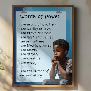 Może przedstawiać: Oprawiony wydruk z tekstem "Words of Power" i listą afirmacji. Wydruk przedstawia zamyślone dziecko i jest wyświetlany na ścianie. Na drewnianej powierzchni stoi filiżanka kawy, czajniczek i wazon.