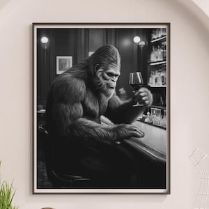 ビッグフット サスカッチ アルコール ウォール アート、バーに座るビッグフットのポスター、ワイン愛好家、サスカッチ愛好家へのギフト、アルコール プリント、バー カートの装飾 #H600