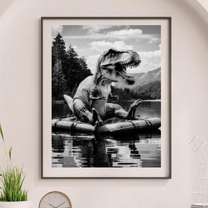 Arte de la casa del lago T-Rex: Dinosaurio en balsa, impresión rústica de cabaña, arte de pared para baño, impresión de dinosaurio, impresión de animal divertido (descarga digital) #LH03