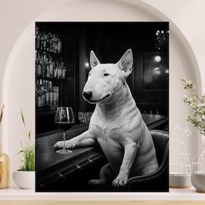 ブルテリア犬アルコールウォールアート、バーに座っているブルテリアポスター、ワイン愛好家、犬ギフト、アルコールプリント、犬用バーカート装飾 #AL78