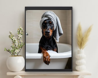 Puede incluir: Un perro negro y marrón con una toalla gris en la cabeza está sentado en una bañera blanca con burbujas. El perro está mirando a la cámara.