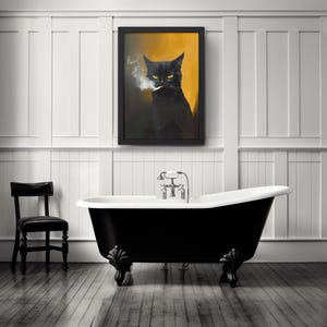 Puede incluir: Un ba&ntilde;o blanco y negro con una ba&ntilde;era de patas negras y un cuadro enmarcado de un gato negro fumando un cigarrillo. El cuadro est&aacute; colgado en una pared de lambr&iacute;n blanco.