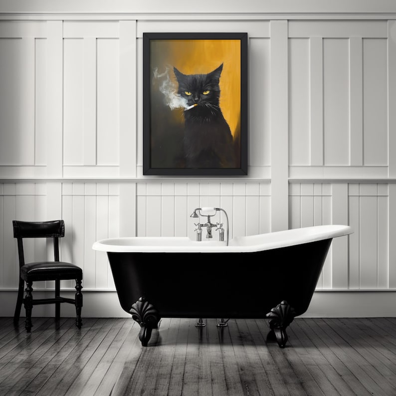 Puede incluir: Un ba&ntilde;o blanco y negro con una ba&ntilde;era de patas negras y un cuadro enmarcado de un gato negro fumando un cigarrillo. El cuadro est&aacute; colgado en una pared de lambr&iacute;n blanco.