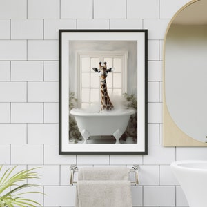 Könnte beinhalten: Ein gerahmter Druck eines Giraffen in einer weißen Badewanne mit Blasen. Die Giraffe schaut mit einem verspielten Ausdruck in die Kamera. Die Badewanne befindet sich in einem weißen Badezimmer mit einem Fenster im Hintergrund.