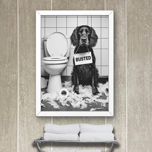 以下が含まれることがあります： バスルームでいたずらをしている犬の白黒写真。犬は「バステッド」と書かれた看板をつけています。