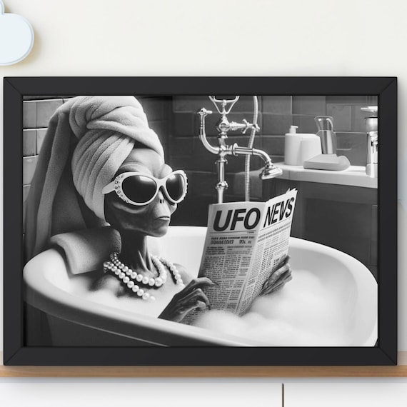 Prissy Alien in Tub Printable Wall Art, Alien Décor Print,  Bathroom Wall Art Print, Kids Bathroom Décor, Space Lover Gift Minimalist #BR273