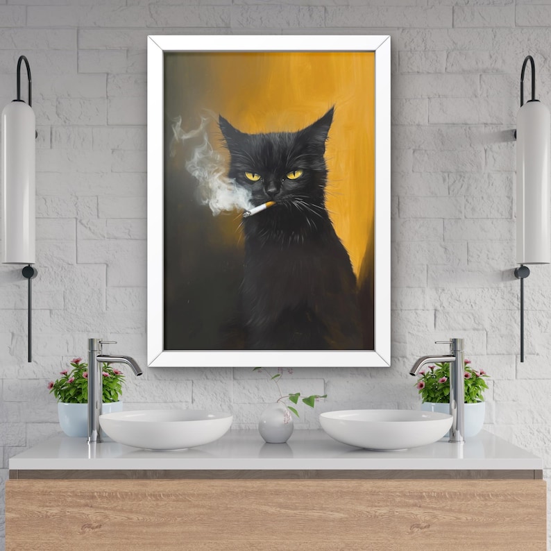 Puede incluir: Una pintura enmarcada de un gato negro con un cigarrillo en la boca. El gato mira directamente al espectador con una expresi&oacute;n seria. El fondo es de color amarillo-naranja.