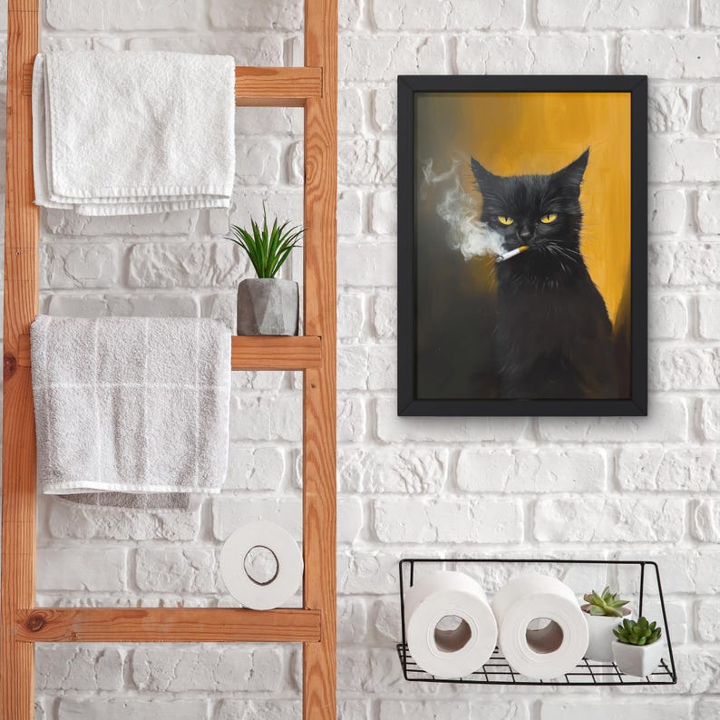 Puede incluir: Un gato negro con ojos amarillos fuma un cigarrillo en un cuadro enmarcado. El fondo es de color amarillo dorado.