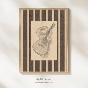 Puede incluir: Una impresión enmarcada con un boceto detallado de una guitarra acústica y un sombrero de vaquero. La obra de arte está sobre un fondo beige dentro de un borde similar a un sello postal, enmarcado por un patrón de rayas marrones y beige. El texto "digital fine art" y "LabelsandPrintLab" está en la parte inferior.